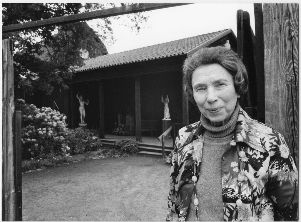 Brita Eldh framför ateljén, 1960-tal