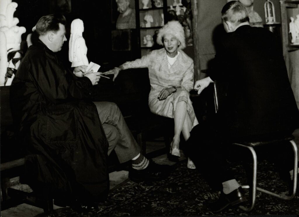 Brita Eldh intervjuas vid öppningen av Carl Eldhs ateljémuseum, 1963